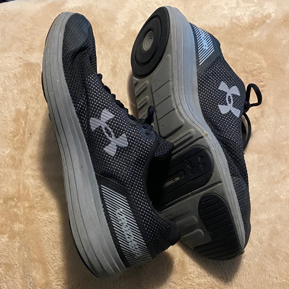 Under Armour Men’s Surge 2019 Black Sneakers Sz 12